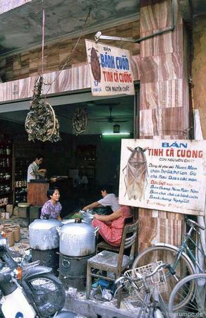 Quán bánh cuốn cà cuống. 