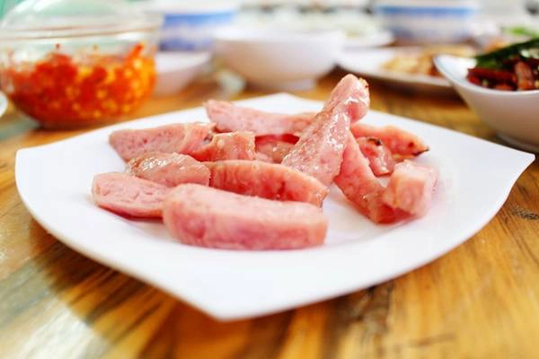 Chỉ bán một món và nằm khuất trong hẻm 76B trên đường Phan Xích Long (quân Phú Nhuận, TP HCM), bánh ướt Ban Mê từ lúc mở đến cuối ngày luôn tấp nập khách.