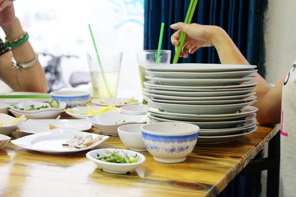 Cách thưởng thức lạ của món quen, hay phương pháp cuốn chấm được lòng nhiều thực khách.