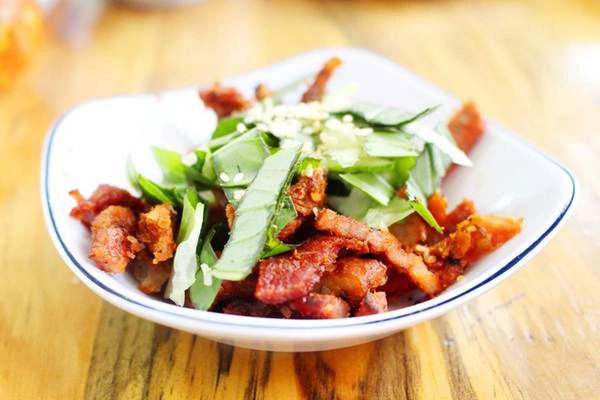 Khác với những chiếc bánh cuốn thuôn dài, vỏ mỏng, nhân thịt nấm quen thuộc của bánh cuốn, hay đĩa bánh đầy đặn các bánh, rau sống, các loại chả..., đĩa bánh ướt tại đây đơn giản là một miếng bánh mỏng điểm xuyết ít chà bông (ruốc) tôm, hành phi trải rộng trên đĩa.