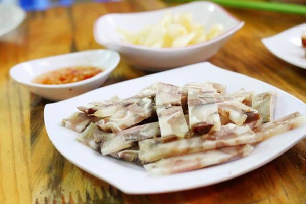 Ăn kèm là bốn loại nhân khác nhau gồm thịt nướng, nem nướng,nem chua và giò thủ (chả thủ).