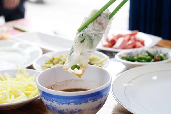 Cách thưởng thức bánh cuốn ở đây khá đặc biệt. 
