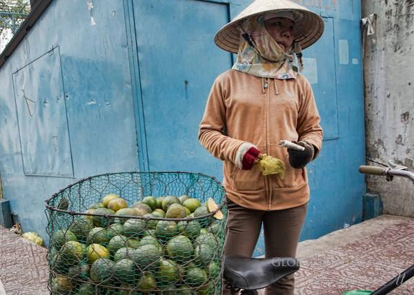 Một phụ nữ bán cam trong chợ ở Sài Gòn