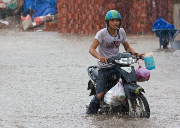 Bị 'mắc kẹt" trong cơn mưa nhưng nụ cười của anh chàng này vẫn nở trên môi.