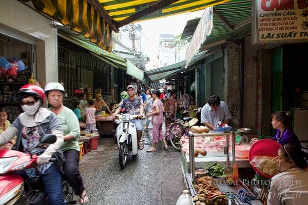 Chúng tôi lái xe băng qua một khu chợ nhỏ ở Quận 1, Sài Gòn