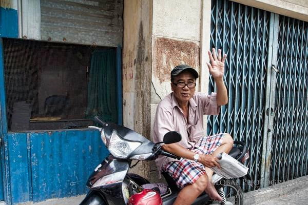 Một người dân thân thiện vẫy tay chào khi chúng tôi chay xe ngang qua.