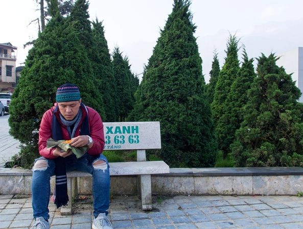 Ăn sáng ở Sapa, đi dọc đường Cầu Mây, buổi sáng rất nhiều cô bán xôi, xôi gấc, xôi đậu phộng hay xôi đậu đen, được gói bằng lá chuối bên ngoài, nấu với cơm dừa nên ăn rất ngon.