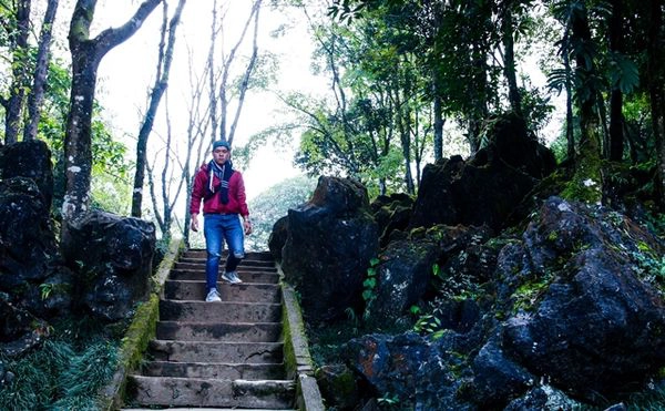 Lối lên vườn 12 con giáp và lên mỏm đá ngắm toàn thành Sapa