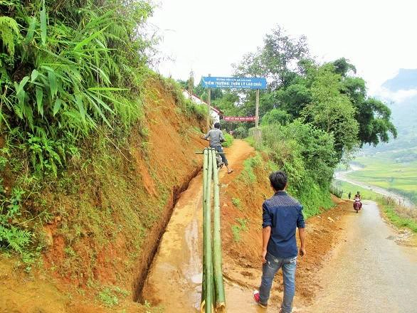 Con đường tới điểm trường Lý Lao Chải rất nhỏ, dốc và trơn khi mưa xuống, nhưng những thanh niên H'Mong vẫn rất chắc tay khi vận chuyển đồ trên những chiếc xe máy hết sức thô sơ. 
