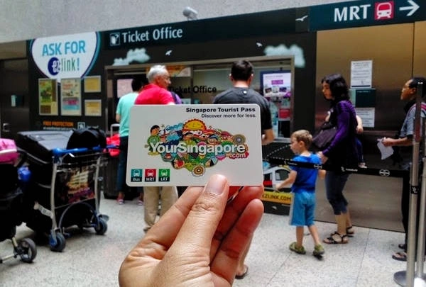 Singapore Tourist Pass dành cho khách du lịch, có thể đi được cả tàu điện ngầm, bus và LRT.