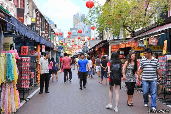 Khu chợ có hơn 200 gian hàng nằm dọc theo các tuyến phố Pagoda, Trengganu và Sago. Ảnh: Singapore-guide.com Khu chợ có hơn 200 gian hàng nằm dọc theo các tuyến phố Pagoda, Trengganu và Sago. Ảnh: Singapore-guide.com
