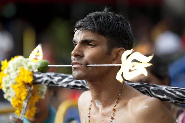 Một màn trình diễn tại lễ “hành xác” Thaipusam. Ảnh: Kjersti Joergensen