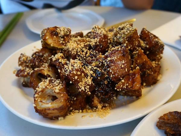 Rojak là món salad hỗn hợp hội tụ đủ các vị ngọt, cay, mặn. 