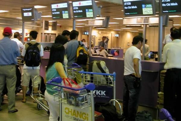 Khách du lịch làm thủ tục ở sân bay Changi, Singapore - Ảnh: V.N.A. Khách du lịch làm thủ tục ở sân bay Changi, Singapore - Ảnh: V.N.A.