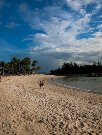 Vui đùa bên bãi biển  ở đảo Sentosa