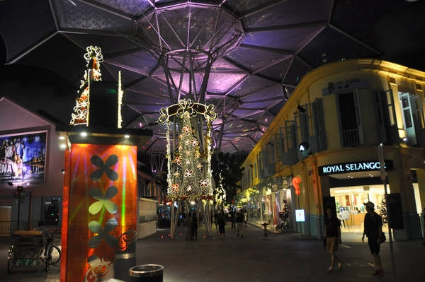 Những con đường có mái che duyên dáng tại Clarke Quay. 