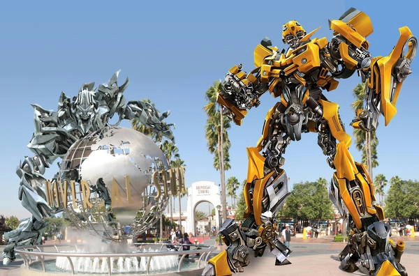 Đến Universal Studios Singapore để trải nghiệm các trò chơi cảm giác mạnh. 