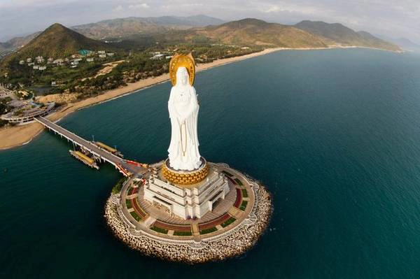 Bức tượng Nam Sơn Hải Thượng Quan Âm cao 108m nằm trong khu du lịch Nam Sơn cách trung tâm thành phố Tam Á khoảng 40 km. Ảnh: theinflow.com Bức tượng Nam Sơn Hải Thượng Quan Âm cao 108m nằm trong khu du lịch Nam Sơn cách trung tâm thành phố Tam Á khoảng 40 km. Ảnh: theinflow.com