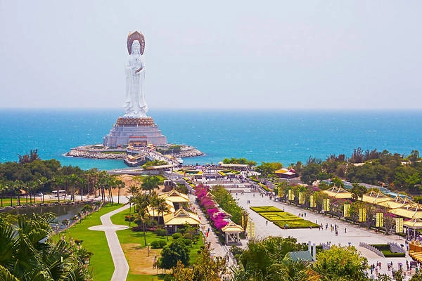 Vườn hoa trên đường dẫn ra chân tượng. Ảnh: mandarinoriental.com Vườn hoa trên đường dẫn ra chân tượng. Ảnh: mandarinoriental.com