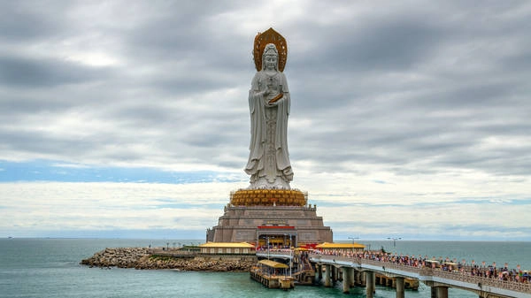 Tới thăm đảo Hải Nam, du khách không thể bỏ qua cơ hội chụp hình chung với bức tượng Phật này. Ảnh: Tee WK Tới thăm đảo Hải Nam, du khách không thể bỏ qua cơ hội chụp hình chung với bức tượng Phật này. Ảnh: Tee WK