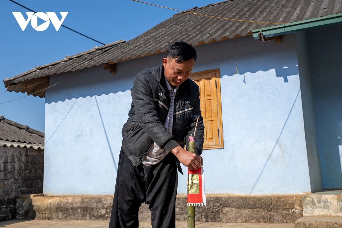 Đàn ông người Mông sẽ là người dậy sớm nhất trong gia đình để làm hết mọi công việc nhà thay cho phụ nữ. Ảnh: VOV/Truyenhinhdulich.