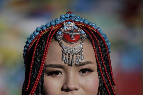   Chiếc mũ truyền thống của người Tây Tạng khá phức tạp. Ảnh: Damir Sagolj / Reuters