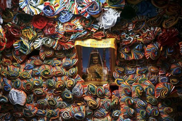 Bên trong một cửa hàng chuyên bán cờ cầu nguyện ở Lhasa. Ảnh: Damir Sagolj / Reuters