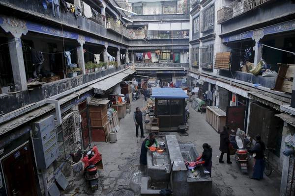 Khung cảnh sinh hoạt của khu nhà ở Lhasa. Ảnh: Damir Sagolj / Reuters
