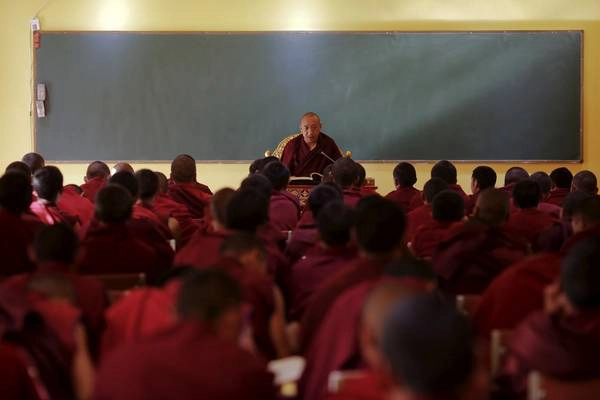  Các tu sĩ đang tham dự một bài giảng tại Tu viện Sera ở Lhasa. Ảnh: Damir Sagolj / Reuters