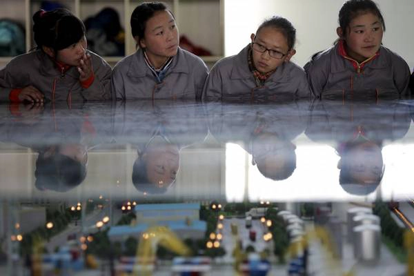 Ở Tây Tạng có khoảng 73 trường học với khoảng 24.000 sinh viên và 2.200 nhân viên. Ảnh: Damir Sagolj / Reuters