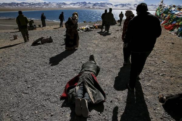  Mỗi năm, hàng ngàn du khách đổ về Tây Tạng hành hương và đến hồ Namtso cầu nguyện. Ảnh: Damir Sagolj / Reuters
