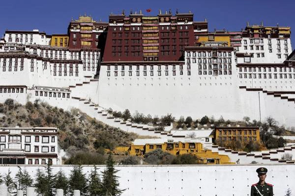   Là một quần thể kiến trúc tiêu biểu cho Phật giáo Tây Tạng, Potala là một trong những cung điện ấn tượng nhất thế giới khi được xây dựng ở độ cao 3.600 m cao 13 tầng với hơn 1.000 phòng, 10.000 miếu, và 200.000 bức tượng. Ảnh: Damir Sagolj / Reuters