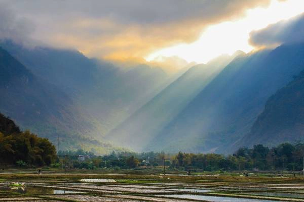 Những tia nắng buổi sớm mai ở thung lũng Mai Châu. Ảnh: Hiếu Trần Những tia nắng buổi sớm mai ở thung lũng Mai Châu. Ảnh: Hiếu Trần