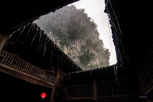 Phố cổ Đồng Văn nằm giữa thung lũng với bốn bề núi đá bao quanh. Điểm đến cổ kính, trầm mặc nhưng mang đậm nét văn hóa đặc sắc của miền núi đá Hà Giang, mà bất kỳ du khách nào một lần đến đây đều không thể bỏ qua. Ảnh: Hachi8 Phố cổ Đồng Văn nằm giữa thung lũng với bốn bề núi đá bao quanh. Điểm đến cổ kính, trầm mặc nhưng mang đậm nét văn hóa đặc sắc của miền núi đá Hà Giang, mà bất kỳ du khách nào một lần đến đây đều không thể bỏ qua. Ảnh: Hachi8