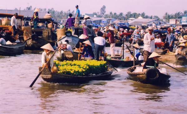 Không khí nhộn nhịp của chợ nổi. Ảnh: dulichgiaitri