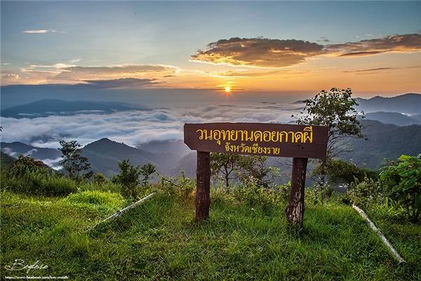 Một điểm cộng cho Doi Kat Phee là bạn không cần phải lo về đoạn đường lên núi vì sẽ có dịch vụ xe đưa bạn lên để tha hồ ngắm mặt trời mọc. (Ảnh: Internet) Một điểm cộng cho Doi Kat Phee là bạn không cần phải lo về đoạn đường lên núi vì sẽ có dịch vụ xe đưa bạn lên để tha hồ ngắm mặt trời mọc. (Ảnh: Internet)