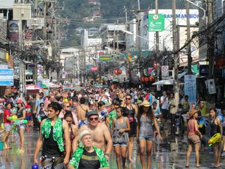 Lễ hội Nước Songkran, được du khách nước ngoài biết đến với tên gọi khác là Lễ hội nước là một sự kiện chào đón năm mới hàng năm – một trong những lễ hội quan trọng nhất của đất nước Chùa Vàng.