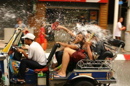 Té nước trên đường phố ngày Tết là một tập tục dễ thương và khá ấn tượng với du khách quốc tế.