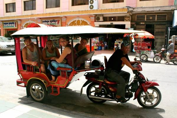 Du lich Campuchia - Xe tuk tuk của Campuchia (Ảnh: Kellysteinhaus)