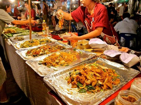 Các món ăn ở chợ đêm Chiang Mai. Các món ăn ở chợ đêm Chiang Mai.