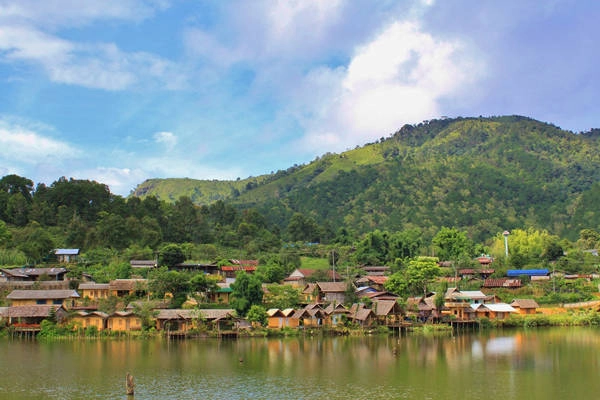 Cảnh đồi núi, sông nước hữu tình như tranh phong cảnh của làng Ban Rak Thai khiến không ít du khách say mê.