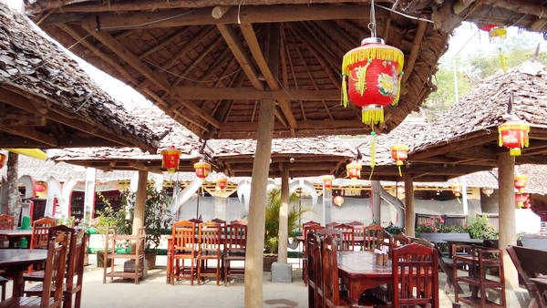 Khách du lịch có thể ngồi thưởng thức hương vị trà nổi tiếng của vùng ngay tại những quán đậm phong chất của Trung Quốc.