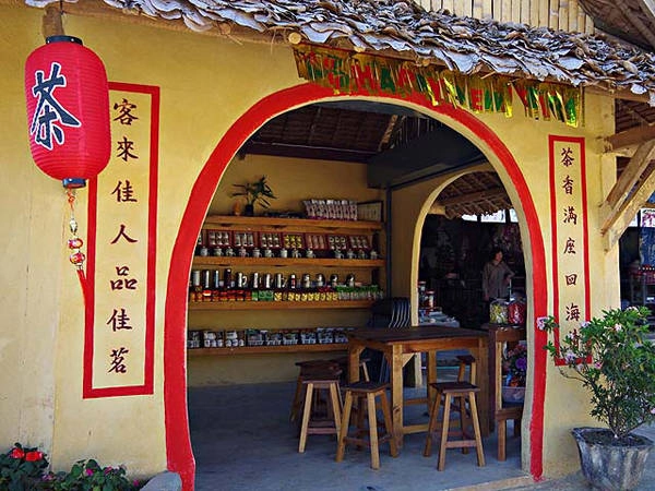 Hoặc mua về làm quà ở những cửa hàng nhỏ xinh như thế này.