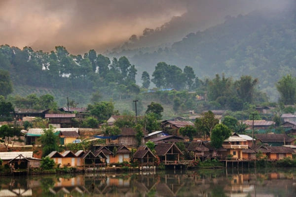 Ban Rak Thai tách biệt hẳn khỏi cuộc sống ồn ào và hiện đại.