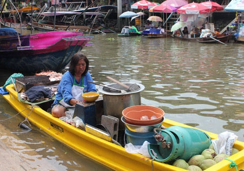 Từ xa xưa, chợ nổi là hình thức họp chợ phổ biến của người Thái ở vùng sông nước. Những ngôi nhà của họ thường cất bên sông và chủ yếu di chuyển bằng thuyền bè. Hàng hóa được chở trên một chiếc xuồng nhỏ, màu sắc với đủ các loại mặt hàng như những món đặc trưng của địa phương, xúc xích, thịt nướng, hải sản tươi nướng...