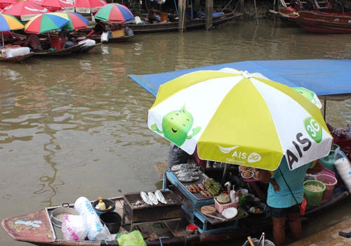 Đến chợ nổi Amphawa, thái độ niềm nở và nụ cười thân thiện của những người bán hàng chính là điểm hấp dẫn của các quầy hàng lưu động này.