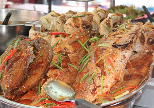 Những thuyền bán hàng sẽ có biển ghi tên món ăn, giá cả để khách hàng tha hồ lựa chọn. Đồ ăn ở đây rất đa dạng.