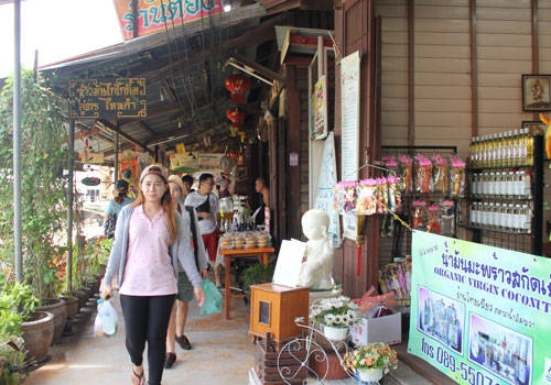Dạo hai bên bờ cũng là một trải nghiệm thú vị, du khách có thể mua những món đồ lưu niệm được bày bán trong những cửa hàng dọc hai bên kênh.