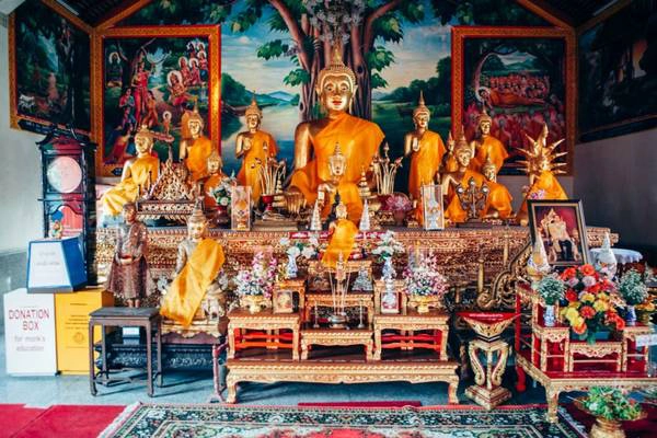 Chùa Wat Dokeung là ngôi chùa Phật Vàng ở Chiang Mai, Thái Lan với những tác phẩm điêu khắc nghệ thuật phức tạp cùng những tấm thảm đẹp tuyệt vời. Đến đây, bạn sẽ không thể không yêu kiến trúc và mọi khía cạnh của nơi này.