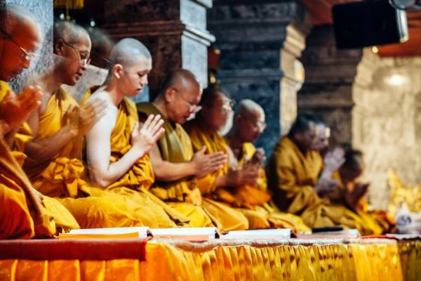 Các nhà sư cầu nguyện: Những câu thần chú được đọc bởi các nhà sư Phật giáo là một âm thanh nghe rất đặc biệt.